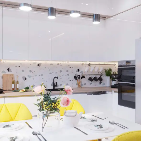 обеденное место с видом на рабочее место кухни-гостиной